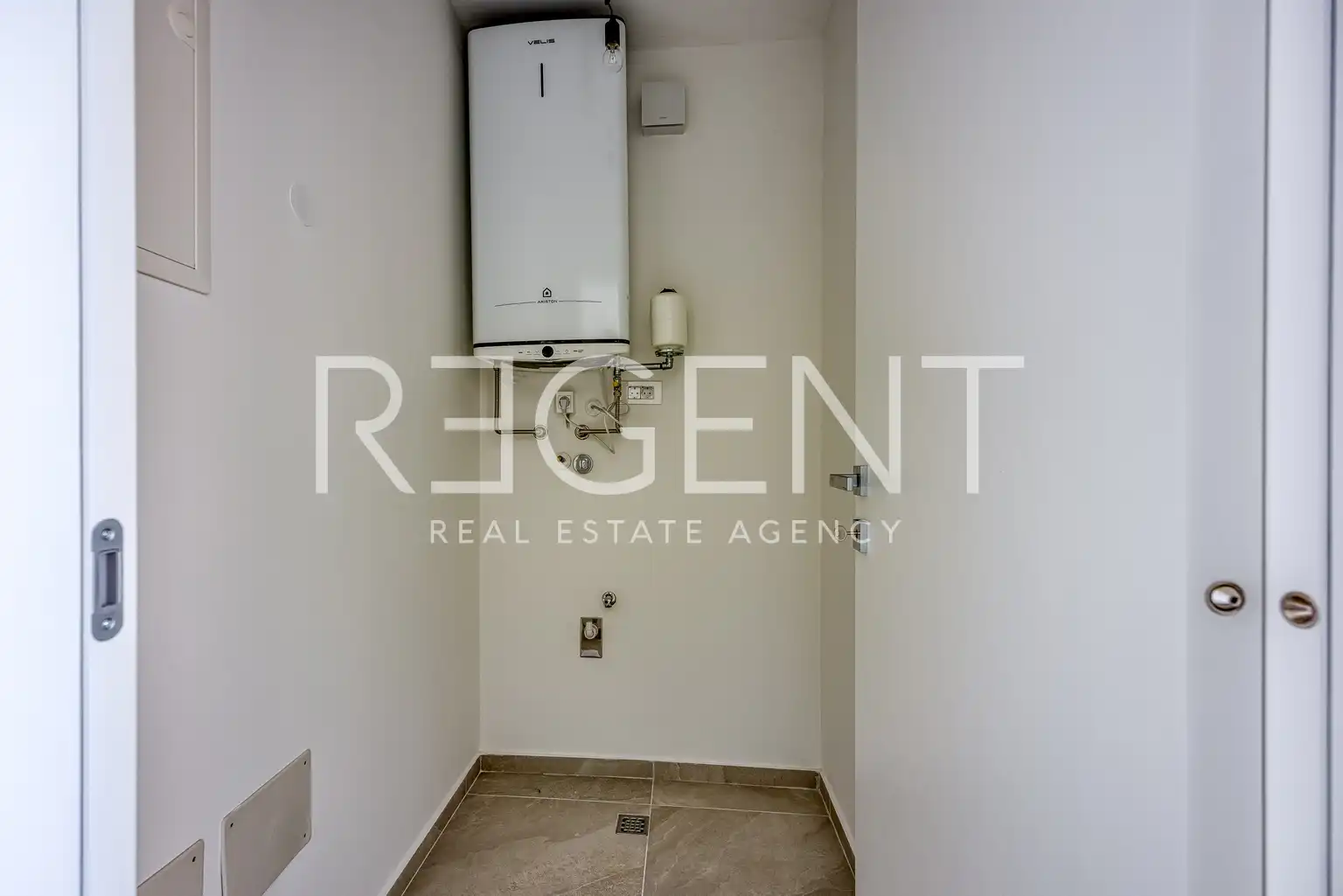 Istrie, Novigrad - Dvoupokojový apartmán v luxusním rezidenčním komplexu 60 m2