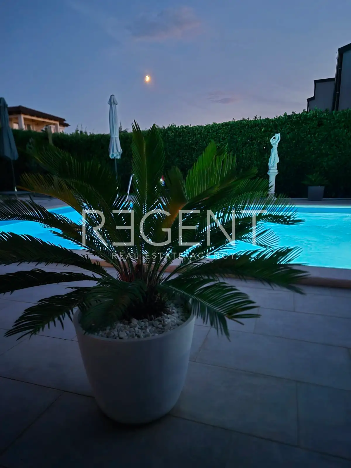 Parenzo, dintorni – casa di 135 mq, arredata con piscina e giardino.