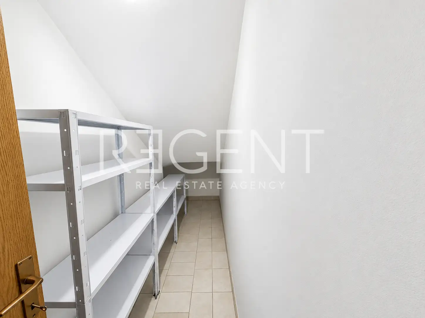 Dům 275 m² k pronájmu, Jazbina — zahrada, 2 garáže