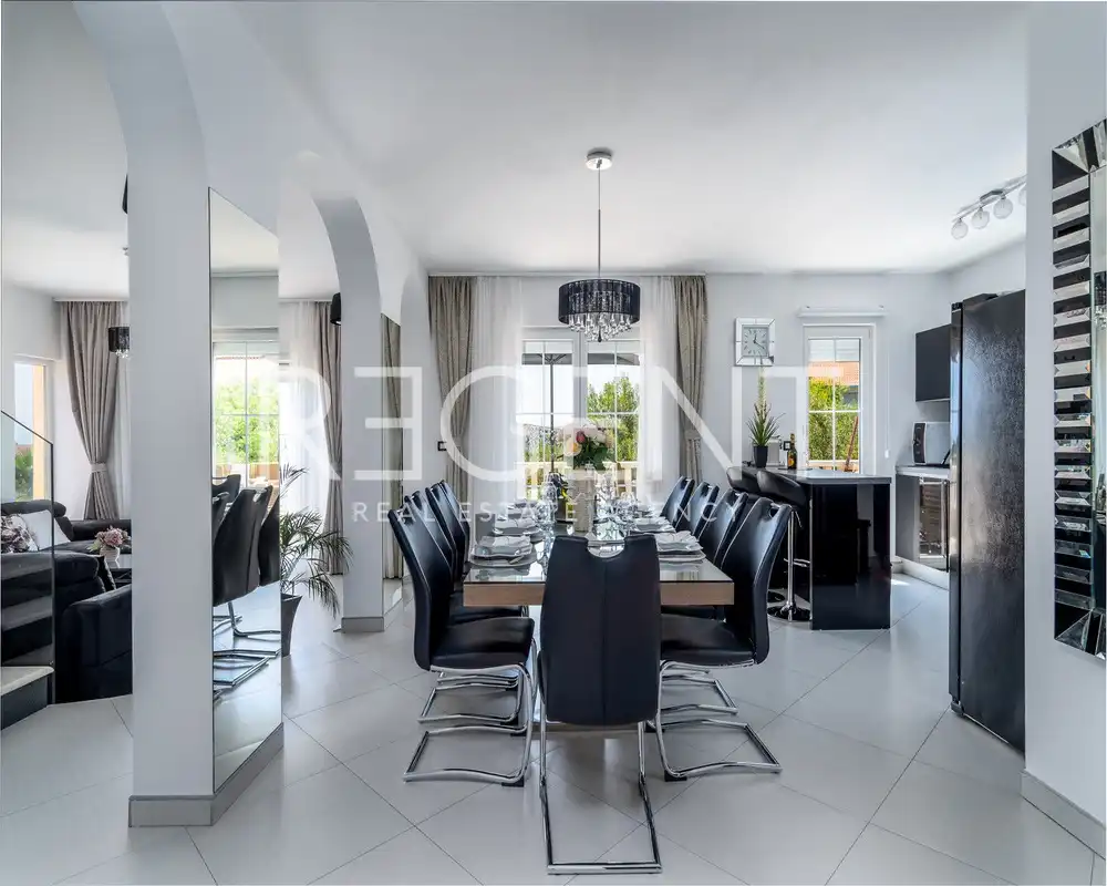 Split, Kaštela - Vila s bazenom i pogledom na more 333 m2