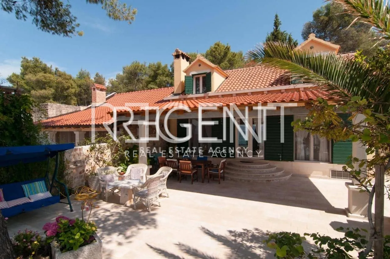 Brač, Mirca - Vila s bazenom uz more 330m2