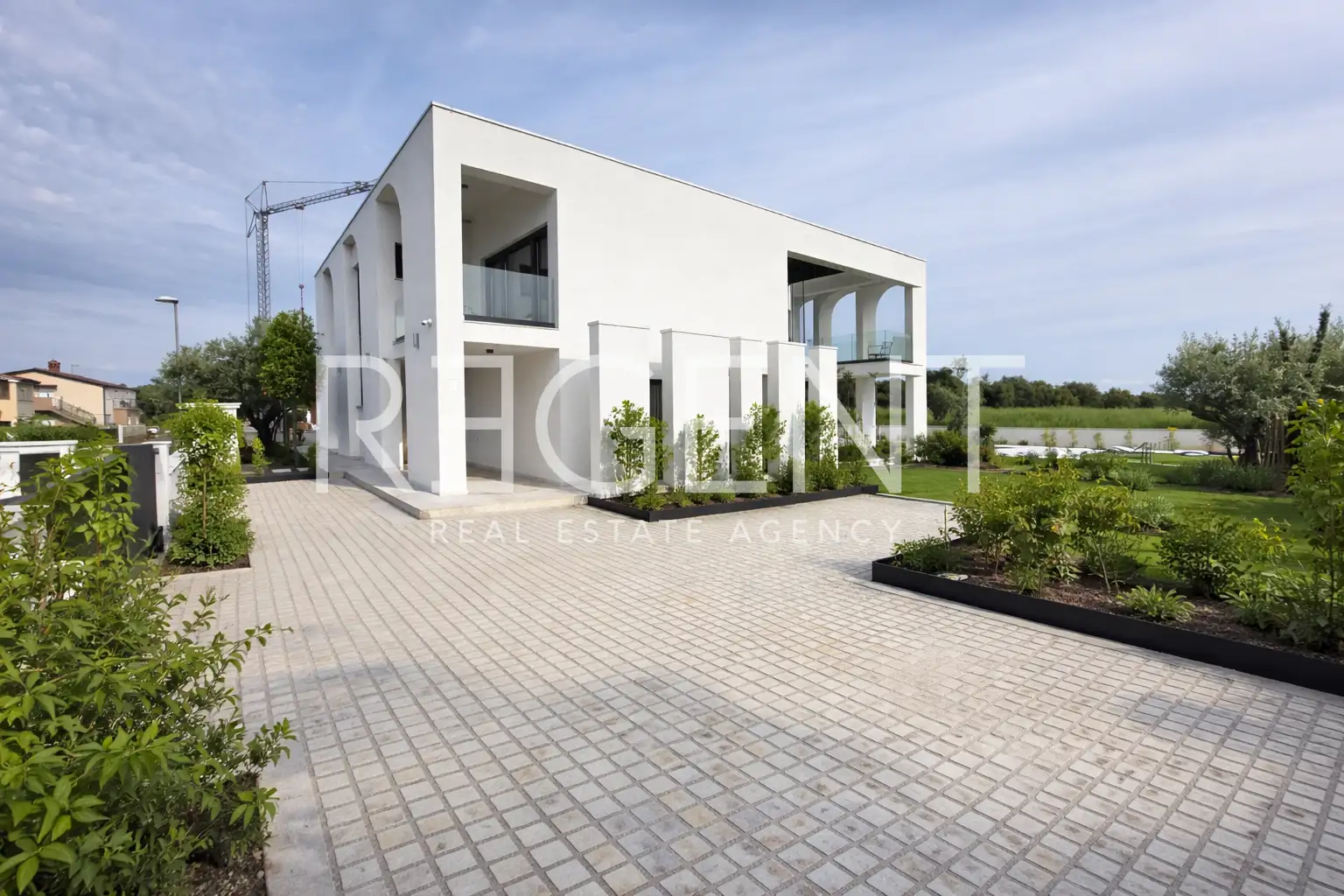 Vila 335 m², Umag — bazen 10×5, pogled more, namještena