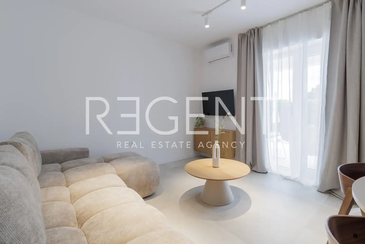 Split, Kila – stan 70 m² sa saunom, vrtom i bazenom