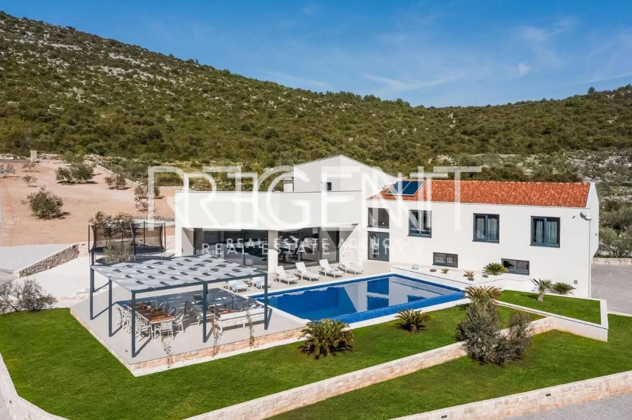 Trogir, Marina- luksuzna vila u mirnom okruženju, 6900m2