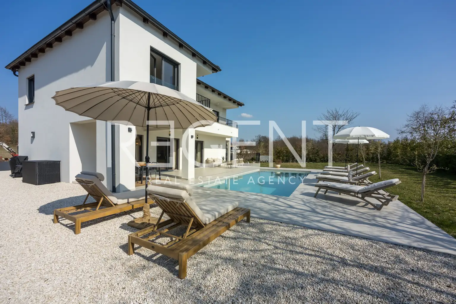 Istra, Svetvinčenat - Moderna vila s grijanim bazenom