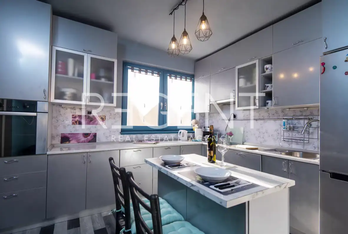 Split, Bačvice - Trosoban stan sa loggiom