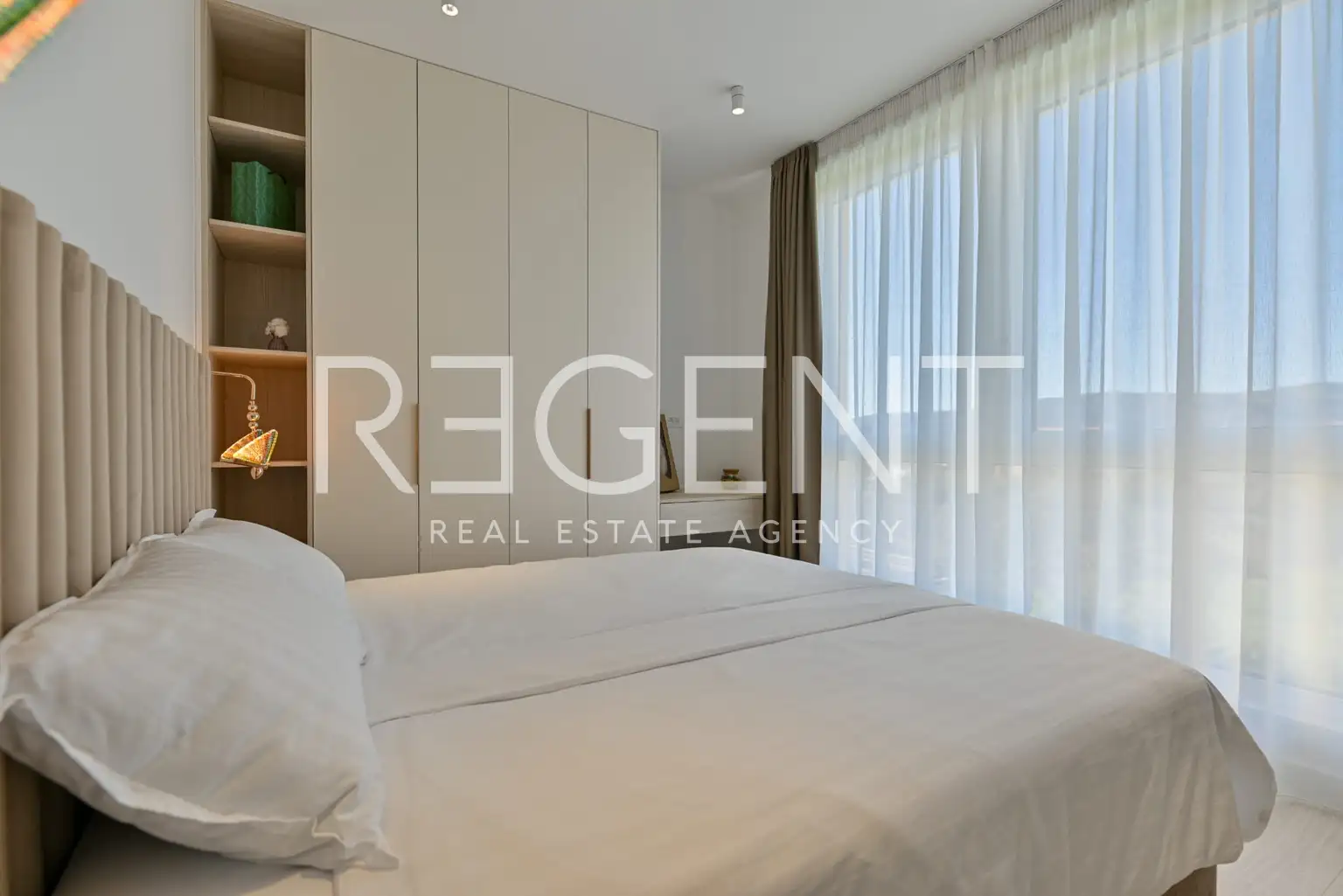 Seget Vranjica – moderna duplex vila s dva bazena i pogledom na more