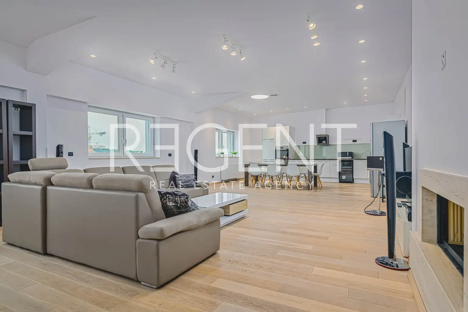 Zagabria, Centro - Lussuoso attico di quattro locali con grande terrazza di 225 m2