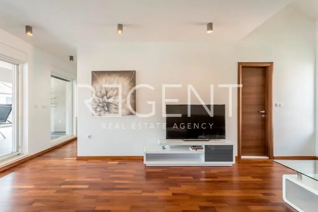 Podstrana - Trojizbový byt s terasou