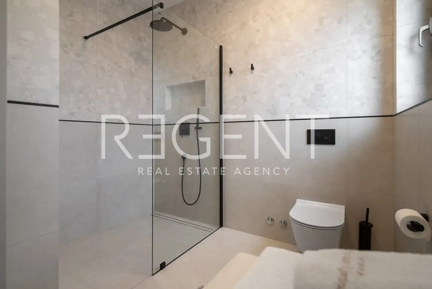 Podstrana - Moderná luxusná vila s bazénom a strešnou terasou