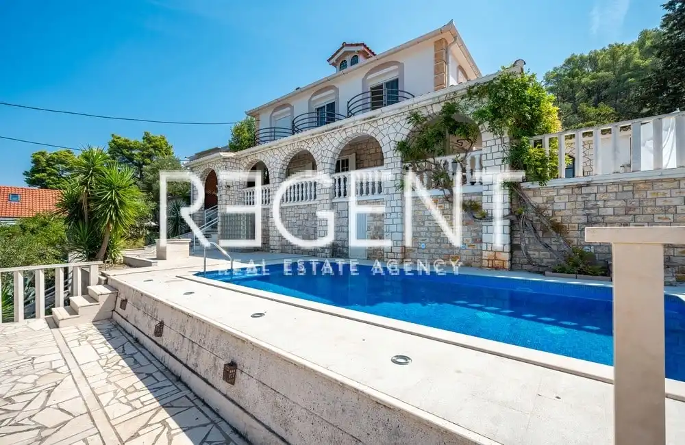 Šolta, Rogač - Mediteranska vila prvi red uz more 264 m2 ekskluzivna prodaja