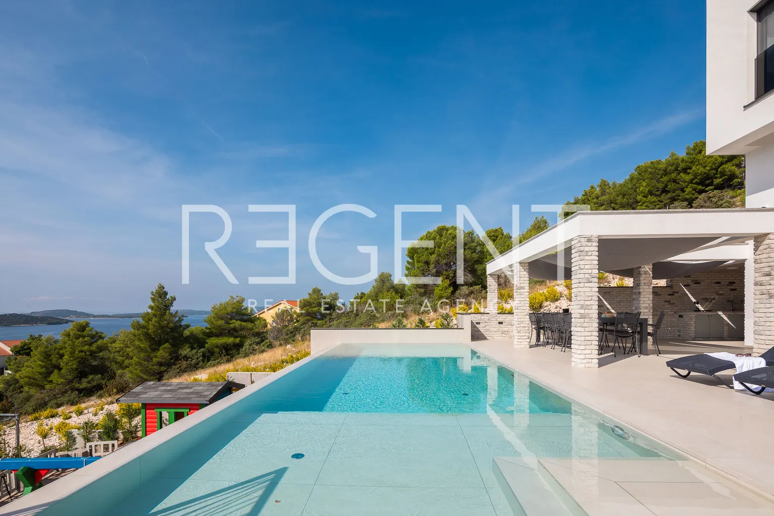 Šibenik, Žaborić - Moderne, neu erbaute Villa mit Pool 380 m2