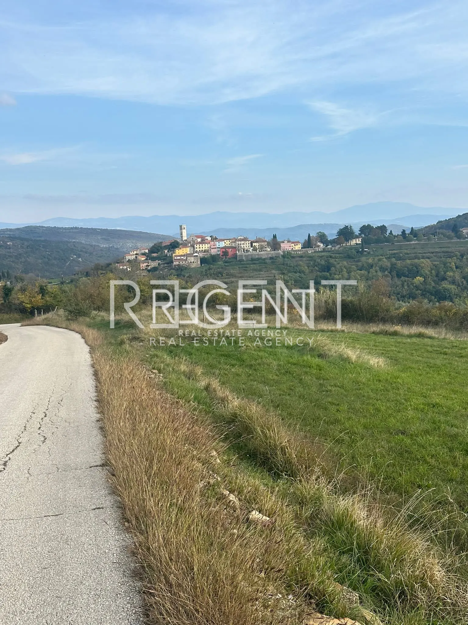 Istra, Oprtalj – Građevinsko zemljišto s projektom, NOVA CIJENA!
