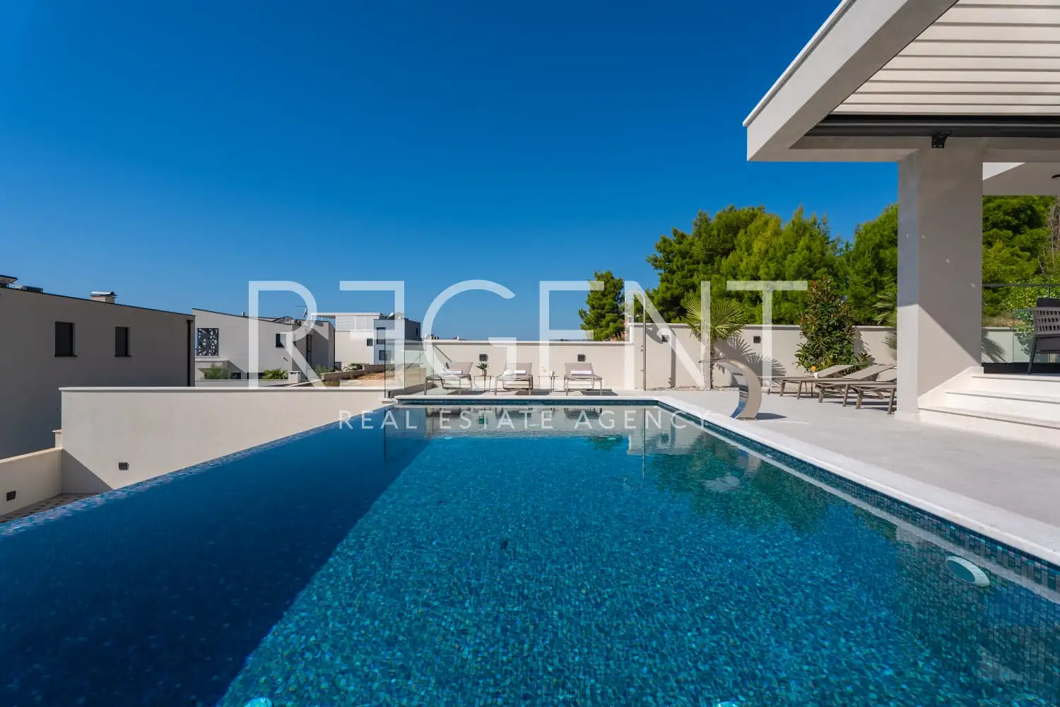Podstrana - Moderná luxusná vila s bazénom a strešnou terasou