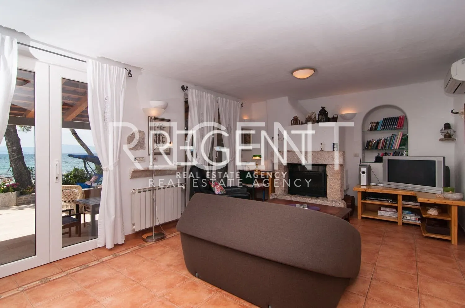 Brač, Mirca - Vila s bazenom uz more 330m2