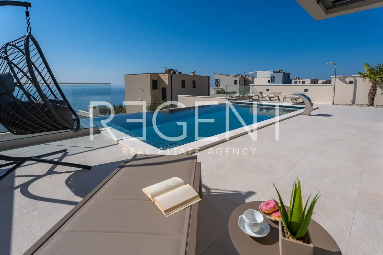 Podstrana - Moderná luxusná vila s bazénom a strešnou terasou