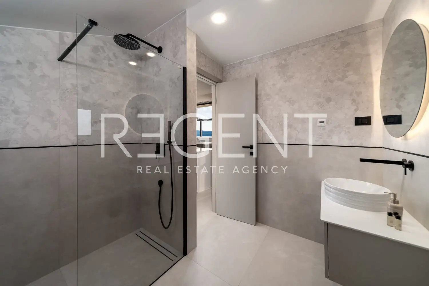 Podstrana - Moderná luxusná vila s bazénom a strešnou terasou