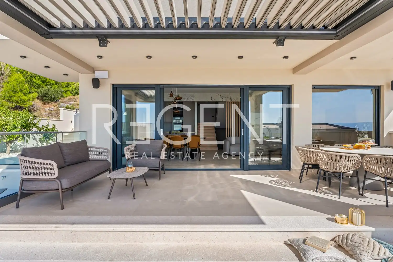 Podstrana - Moderná luxusná vila s bazénom a strešnou terasou