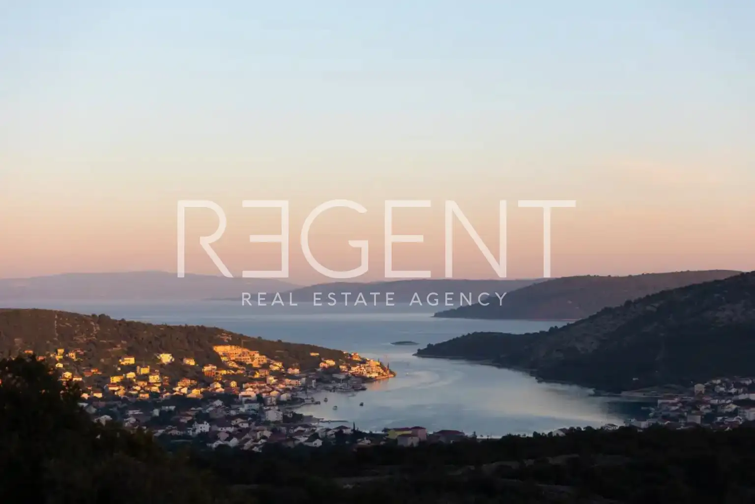 Trogir, Vinišće - Moderna vila s bazenom i panoramskim pogledom
