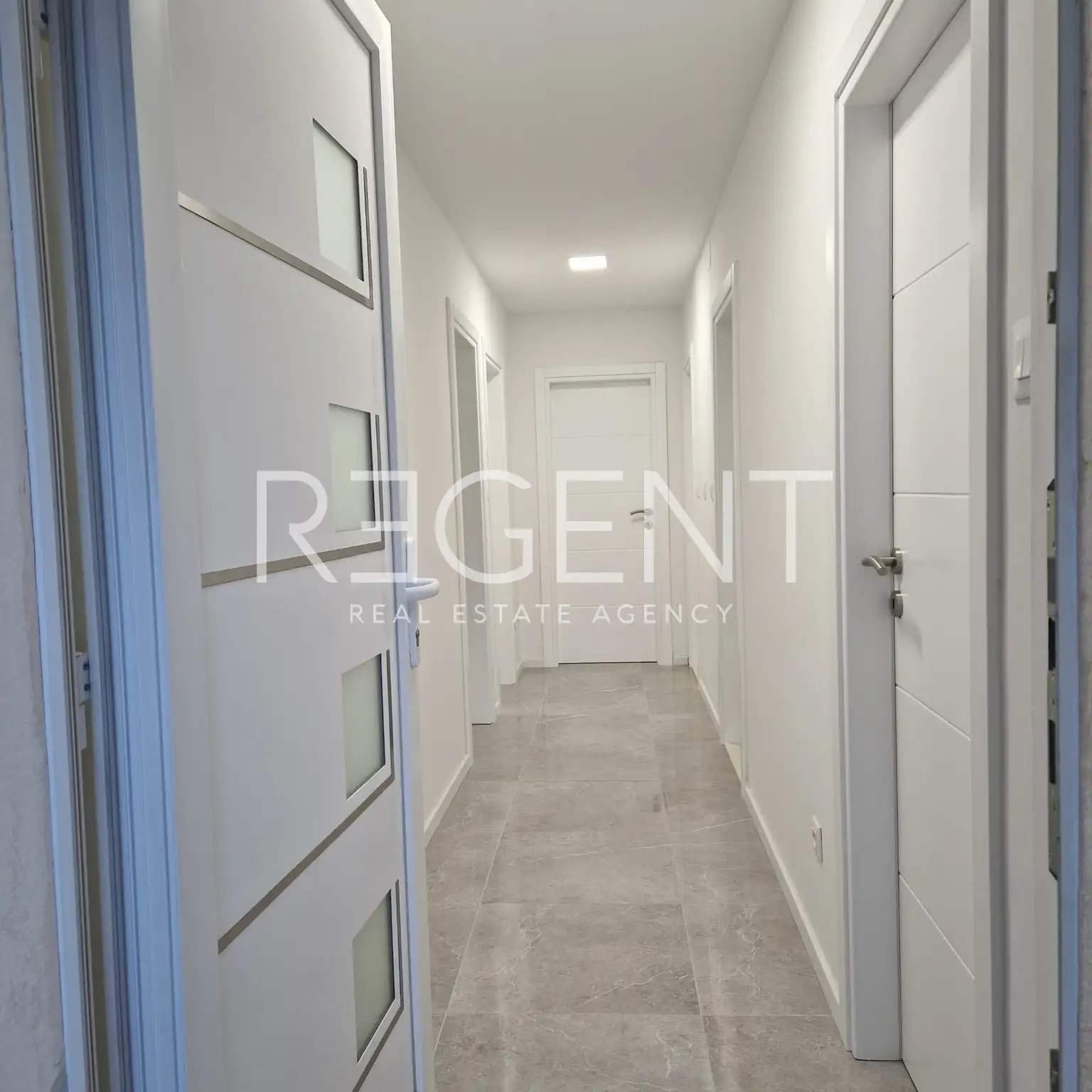 Split, Kamen - Appartement de trois pièces avec jardin privé