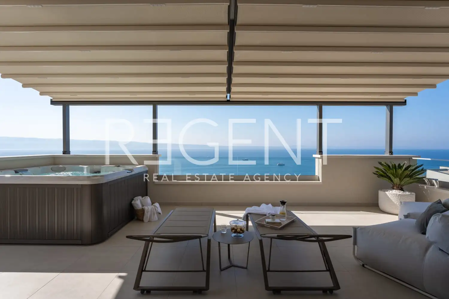 Podstrana - Moderná luxusná vila s bazénom a strešnou terasou