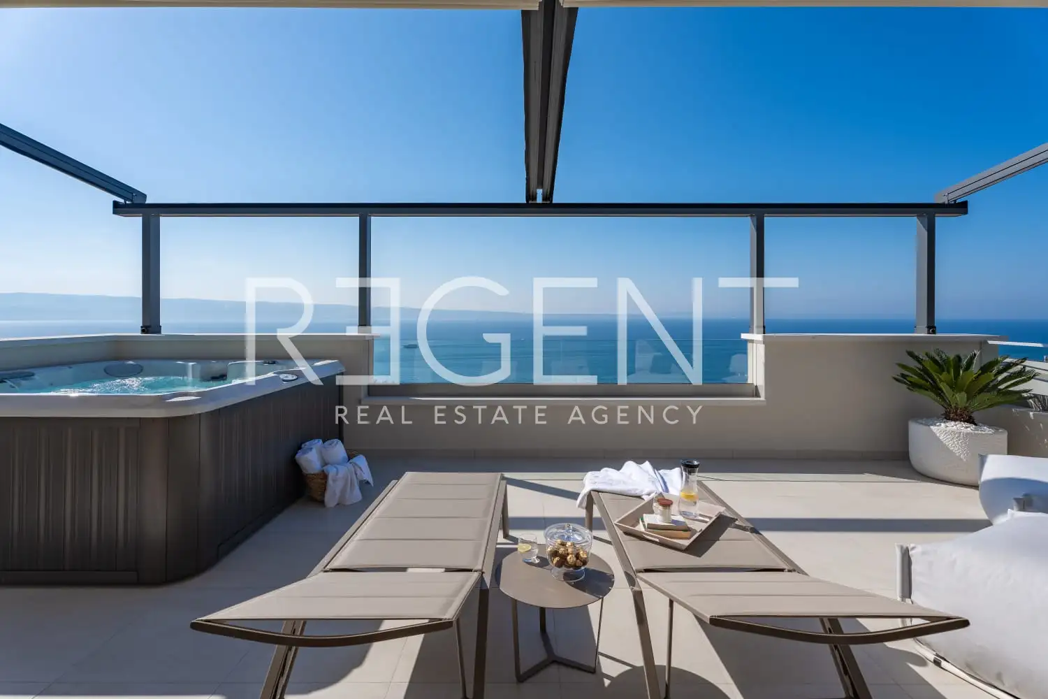 Podstrana - Moderná luxusná vila s bazénom a strešnou terasou