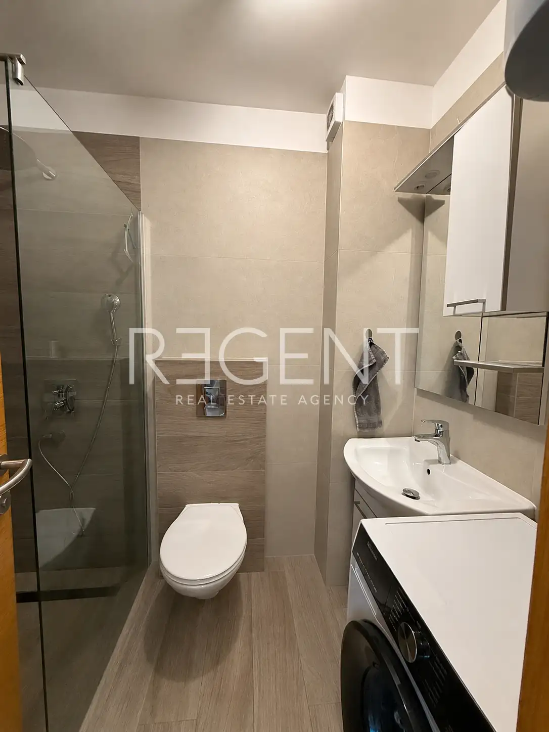 Split, Kila — Dvosobno stanovanje 66 m², balkon, garaža, novejša stavba