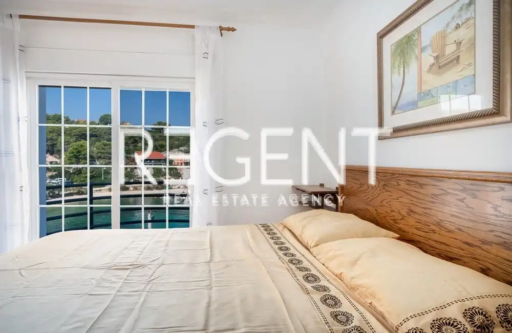 Šolta, Rogač - Mediteranska vila prvi red uz more 264 m2 ekskluzivna prodaja