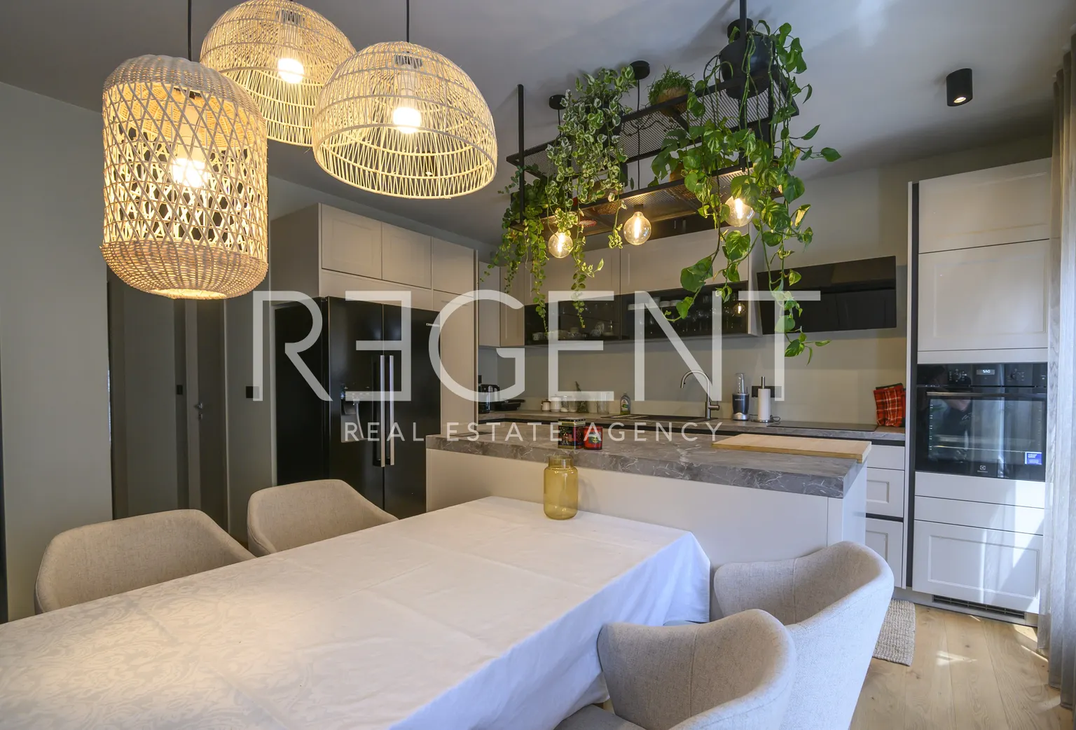 Split, Strožanac - Dvoetažni penthouse s lođom i terasom