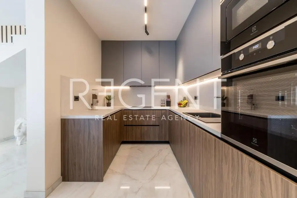 Dugi Rat - Vila 300 m², bazen, sauna ,pogled na more