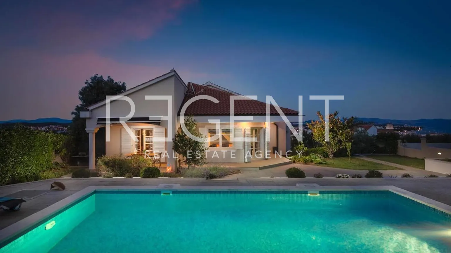 Istra, Poreč – Prostrana i elegantna vila s bazenom 400 m2