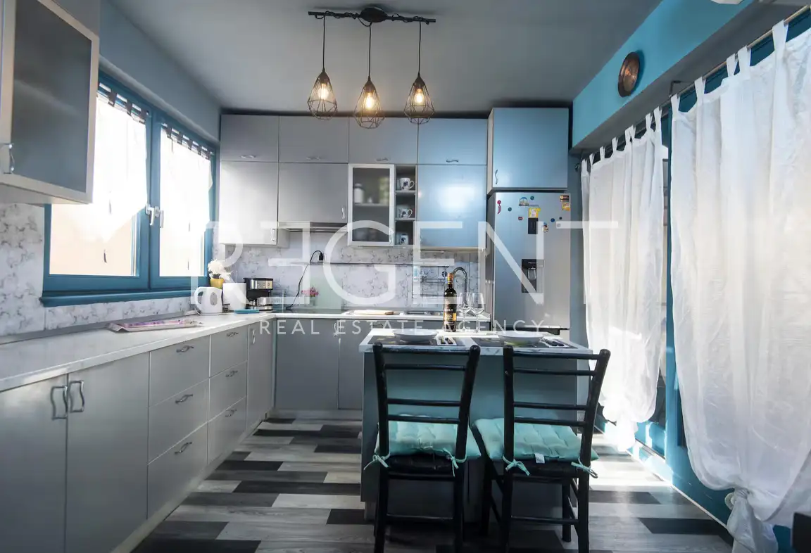 Split, Bačvice - Trosoban stan sa loggiom