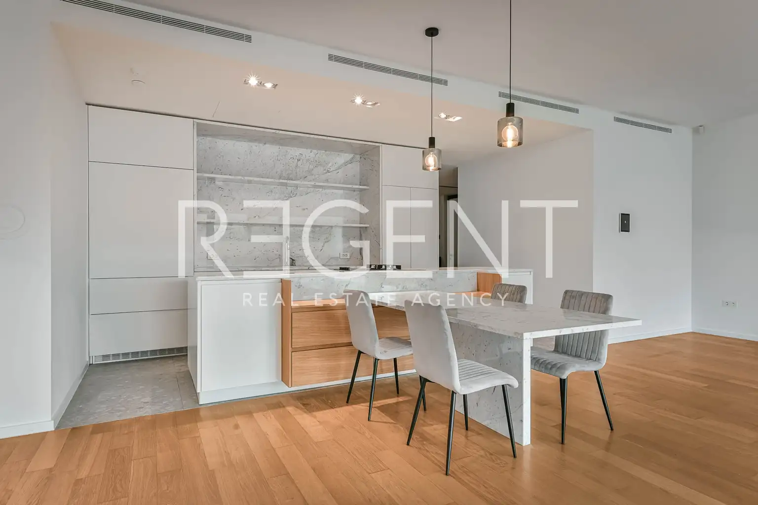 Zagreb, Ban Centar – Trosoban stan 131 m2