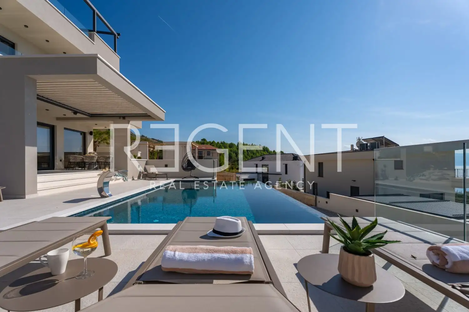 Podstrana - Moderná luxusná vila s bazénom a strešnou terasou