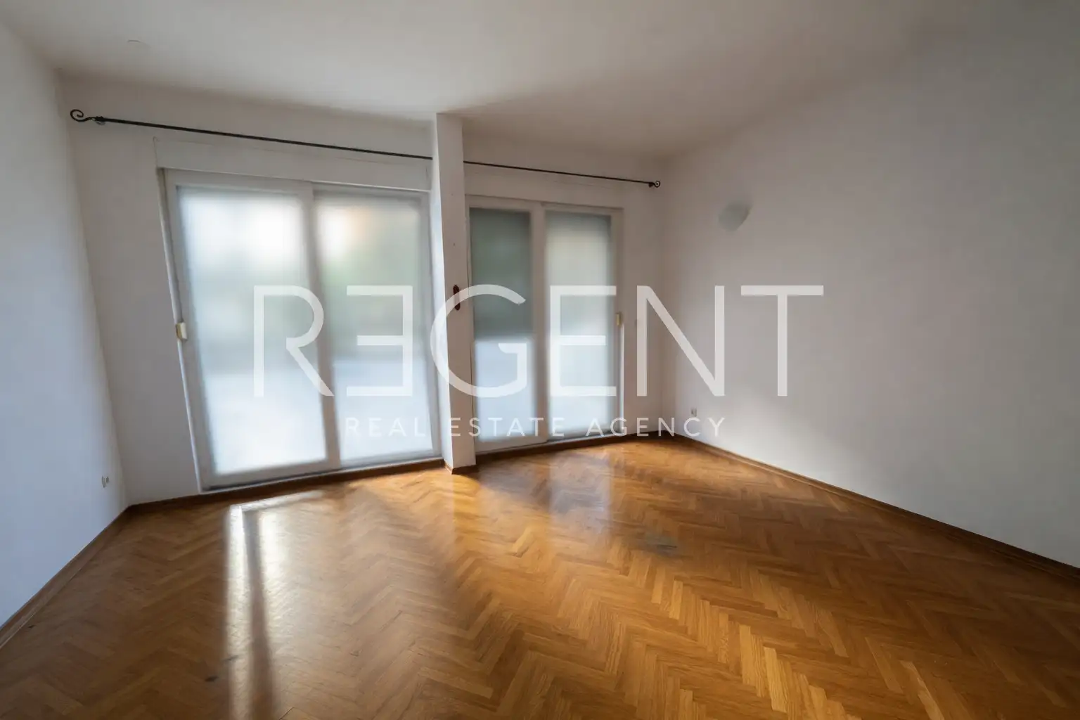 Split, Pazigrad - Trosoban stan sa loggiom, terasom i garažom