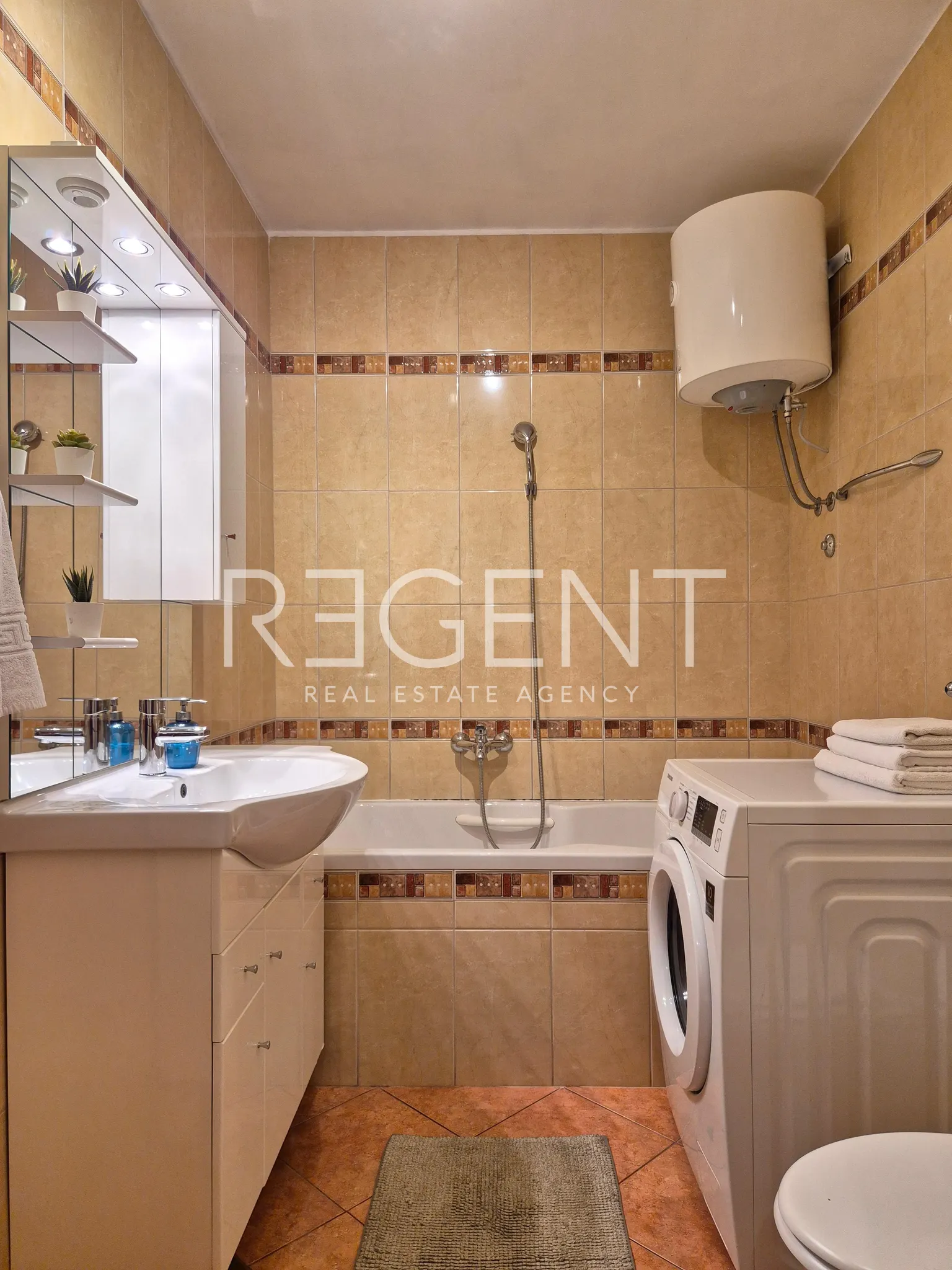 Split, Žnjan - Dvosoban stan s lođom i pogledom na more 57 m²
