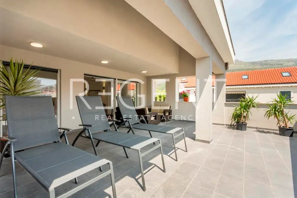 Podstrana - Trojizbový byt s terasou