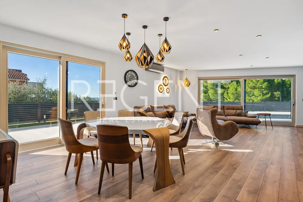 Split, Strožanac - Moderní vila s výhledem na moře, bazénem a pomocnou budovou 50 m2