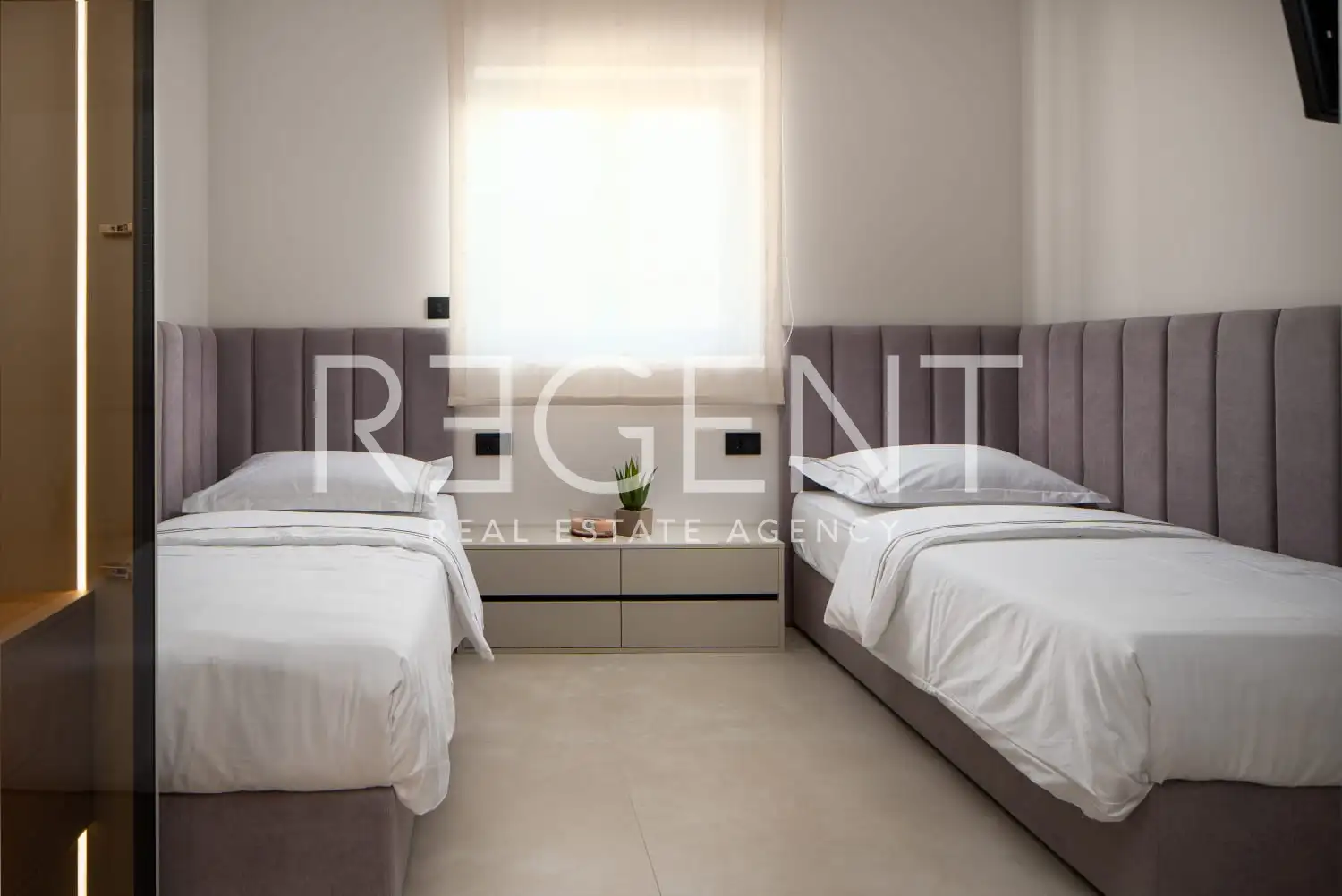 Podstrana - Moderná luxusná vila s bazénom a strešnou terasou