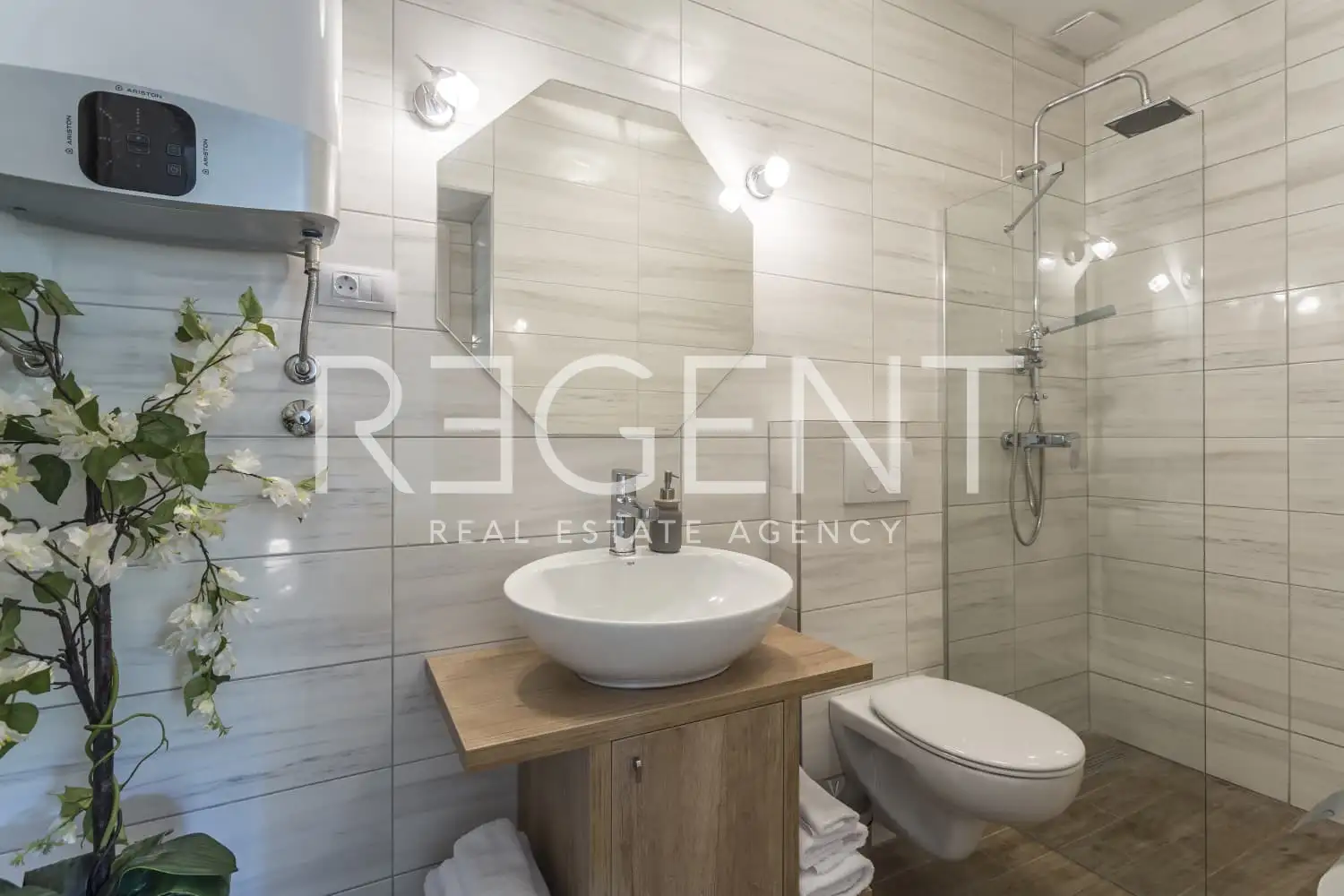 Split, Bačvice - Stan s 3 apartmanske jedinice i prostranim vrtom