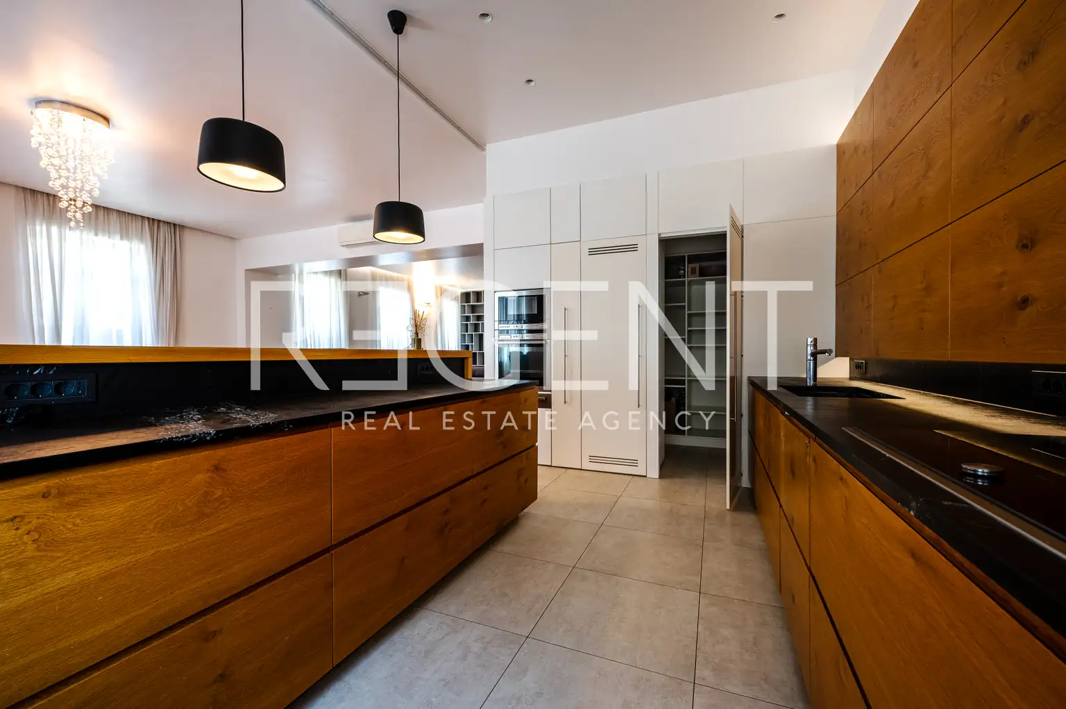 Appartement 240 m², Donji grad — 3 chambres, balcon, parking