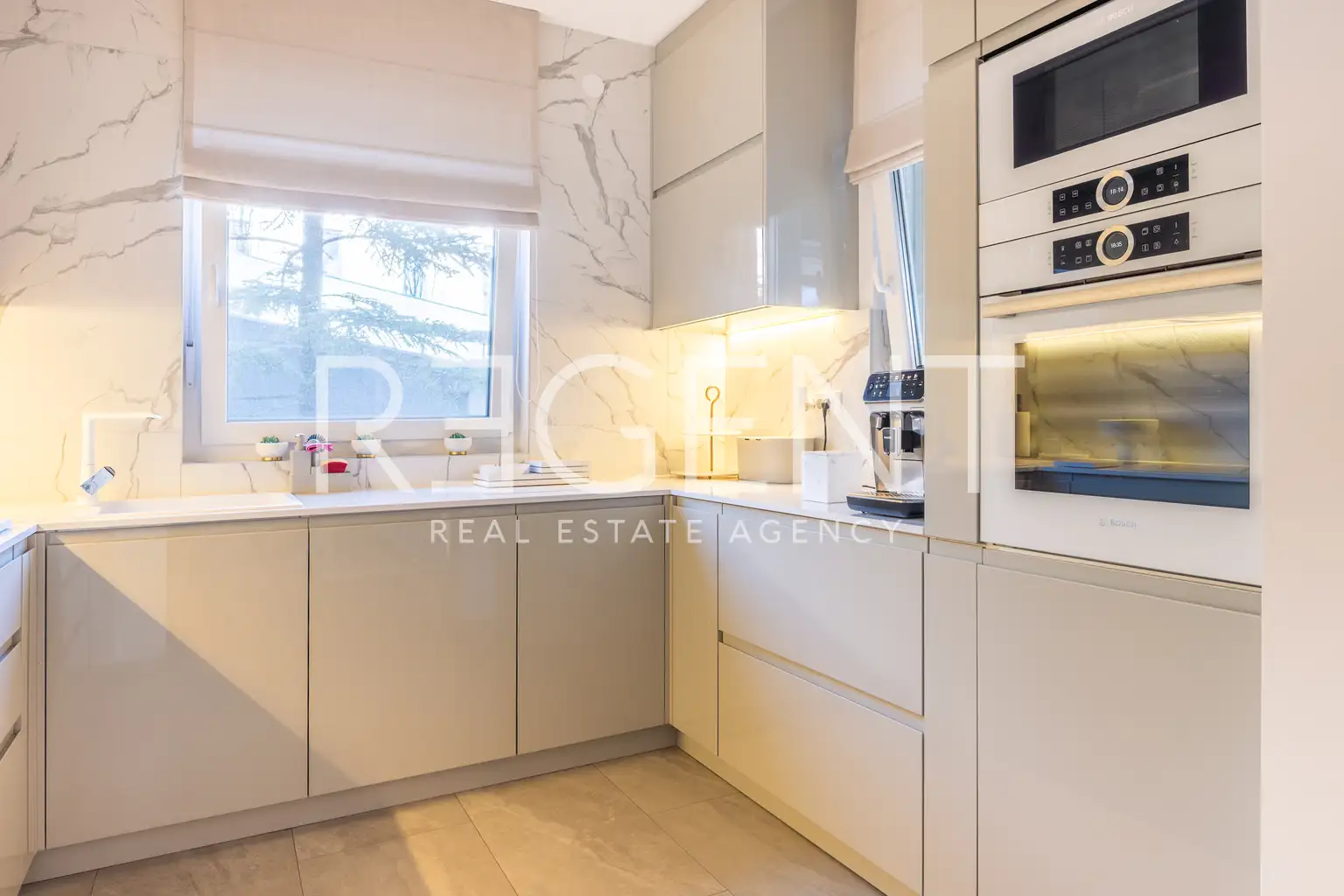 Záhřeb, Jelenovac – Moderní třípokojový byt s velkou terasou a garáží