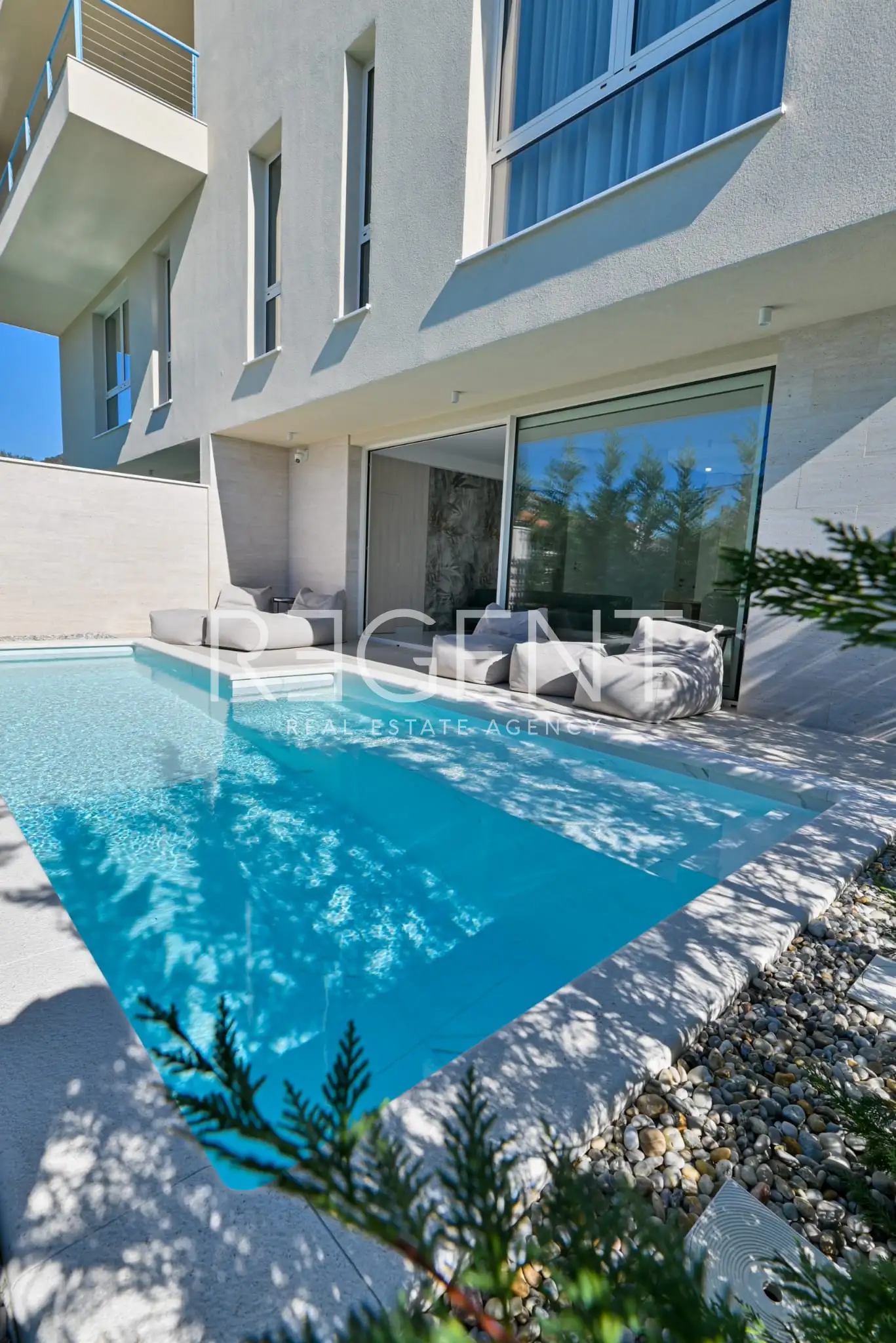 Seget Vranjica – moderna duplex vila s dva bazena i pogledom na more