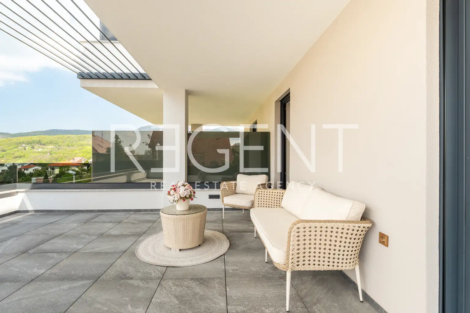 Šestine – ekskluzywne mieszkanie w willi miejskiej z prywatnym wejściem i garażem