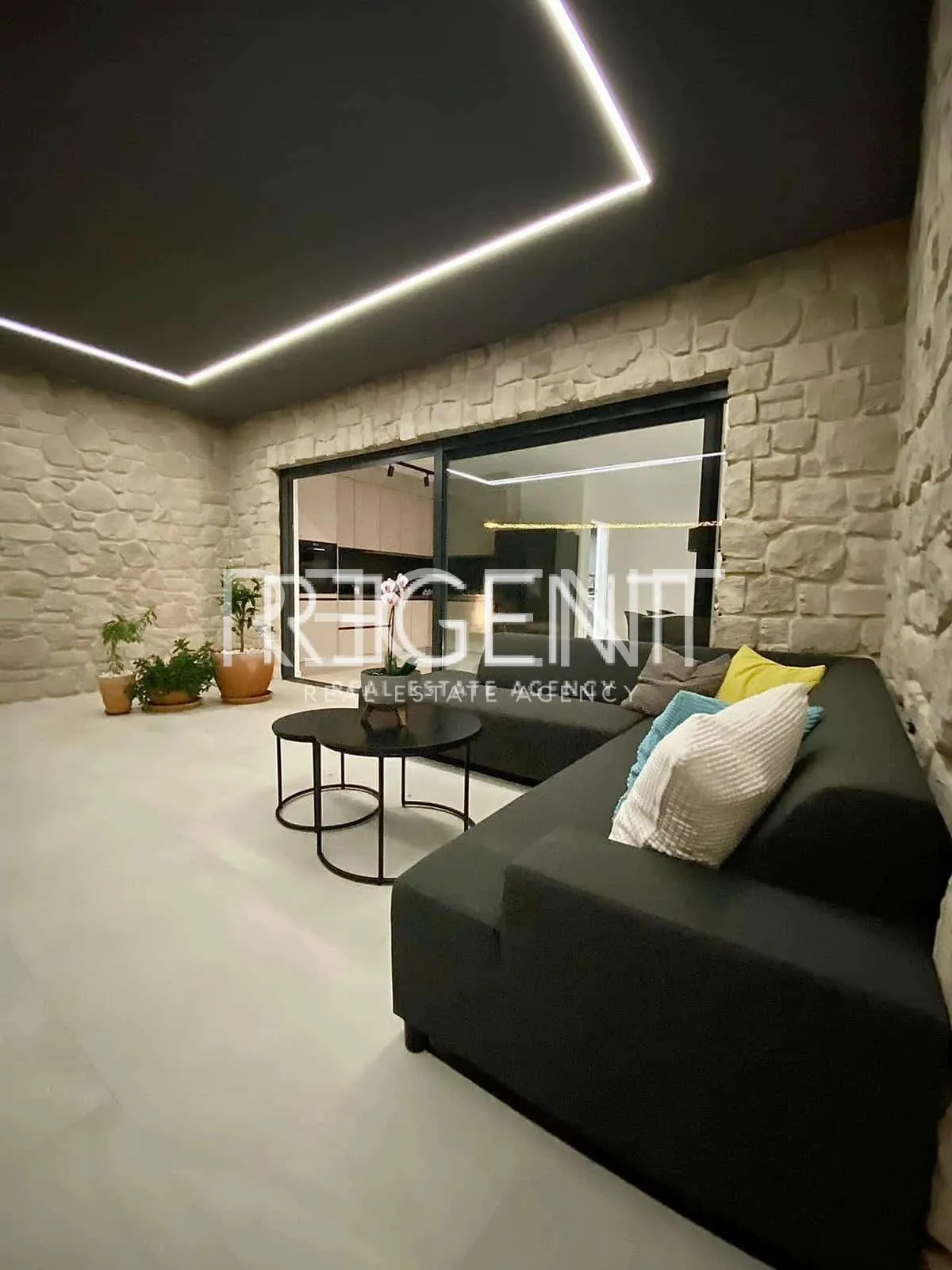 Makarska - Luxurious villa with three residential units