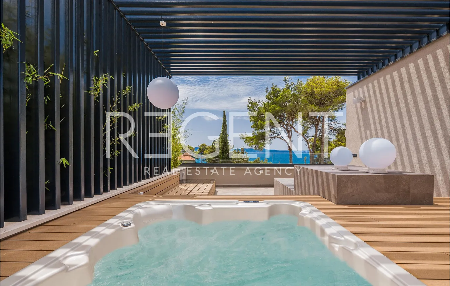 Zadar – Moderna vila okružena zelenilom s pogledom na more