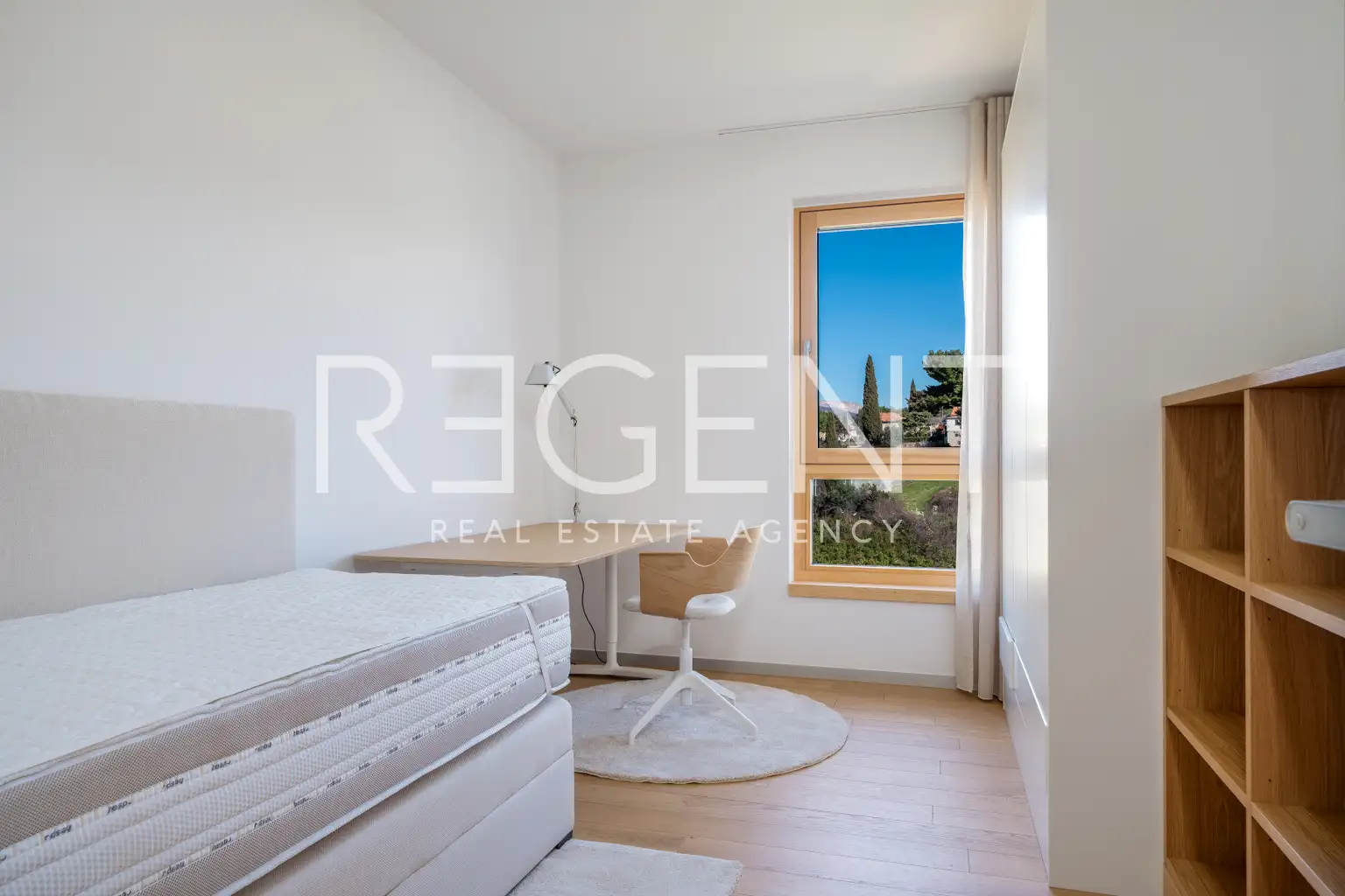 Split, Žnjan - Luksuzno dvosobno stanovanje z odprtim pogledom na morje