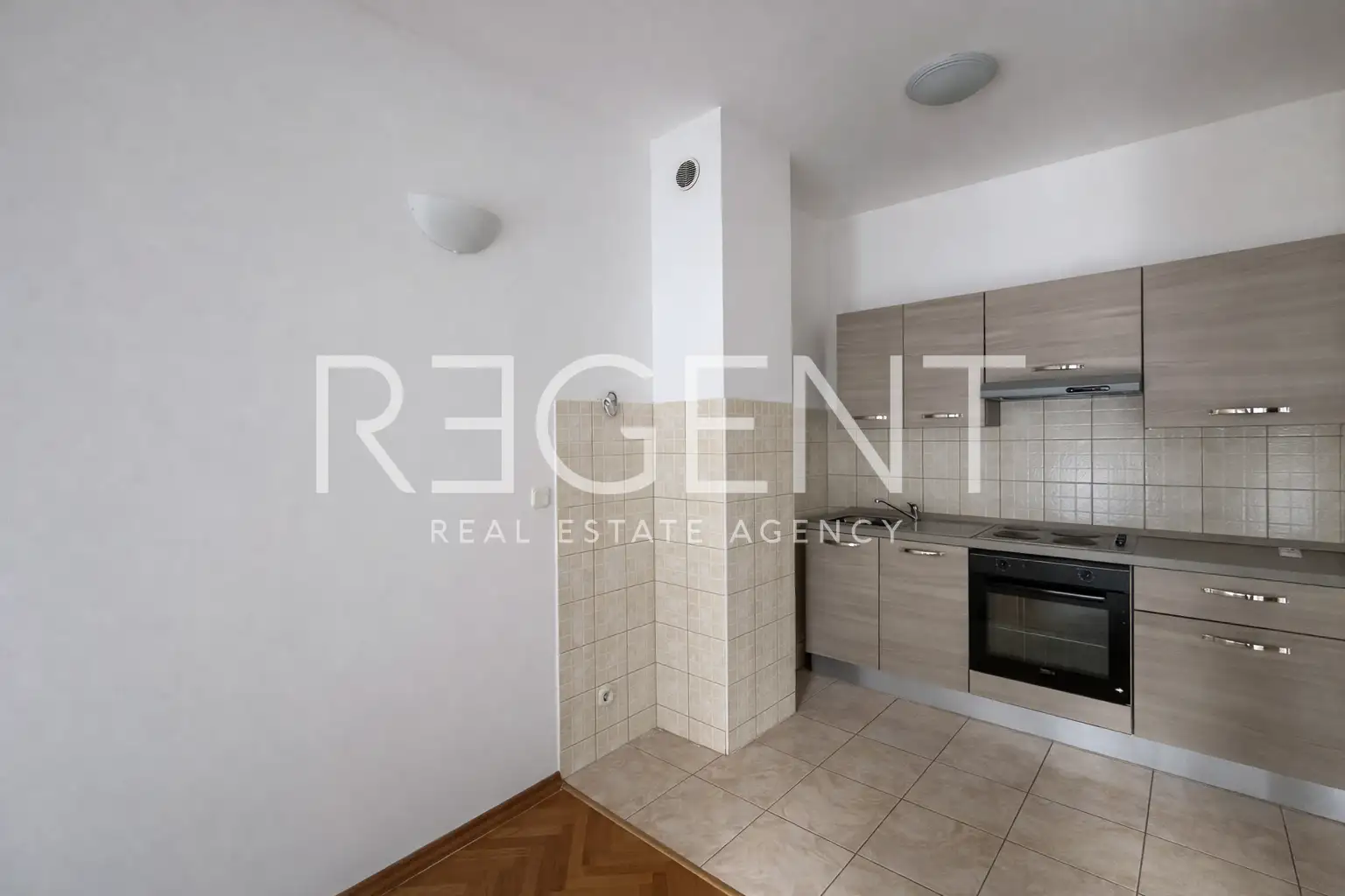 Split, Pazigrad - Trosoban stan sa loggiom, terasom i garažom