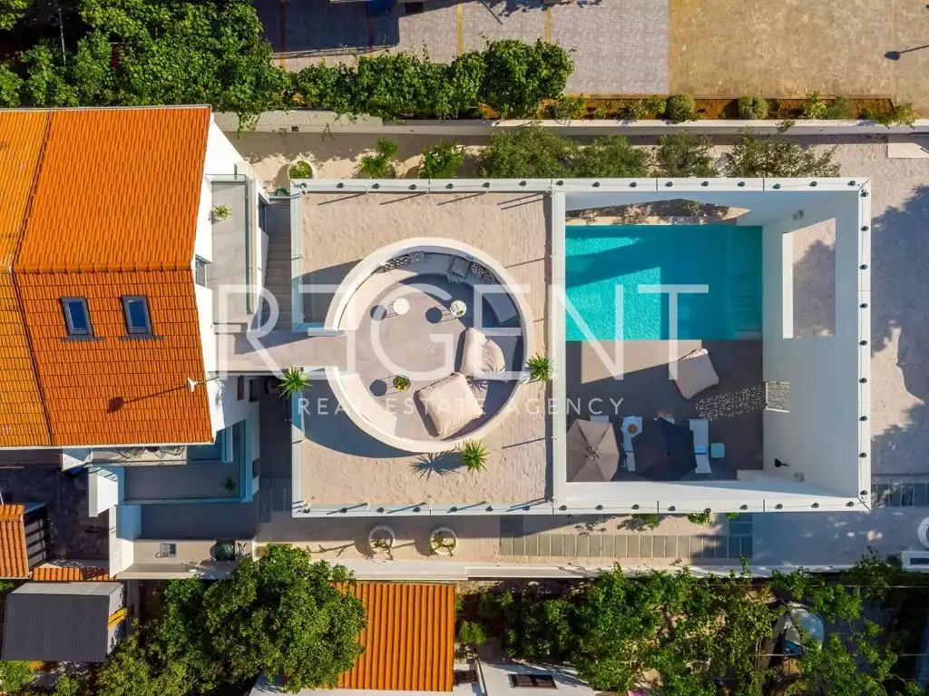 Brač, Supetar - Suvremena vila s grijanim bazenom i pogledom na more