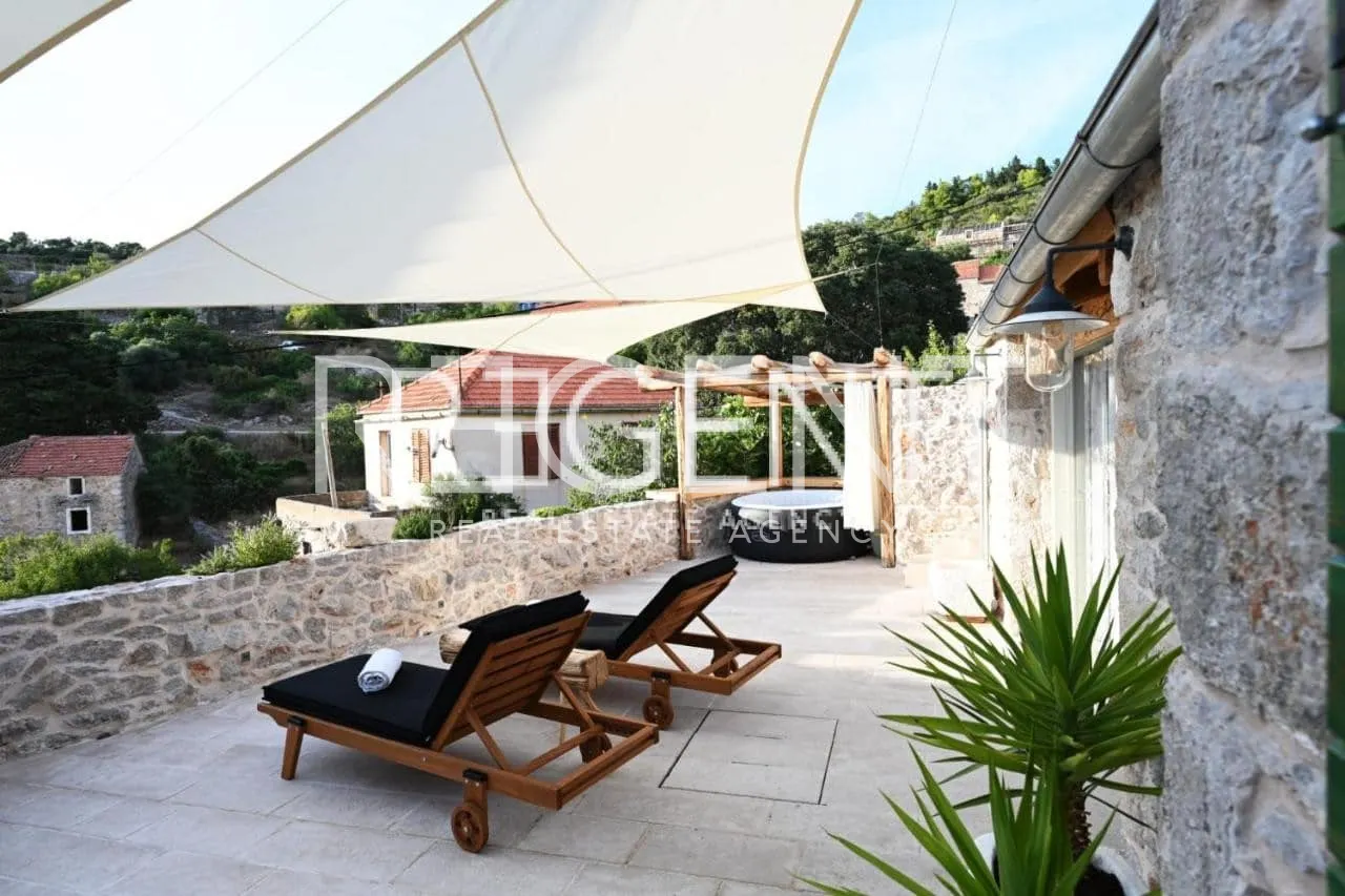 Hvar - Kamenný dom moderného dizajnu 70m2